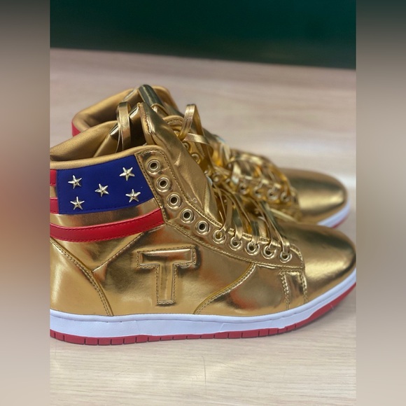 Trump MAGA Never Surrender Other - Trump Never Surrender Gold Sneaker